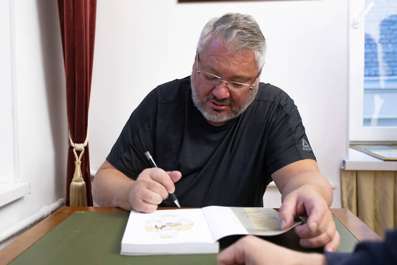 Антон Баков подписывает книгу сказов «Богдашка Топорок»