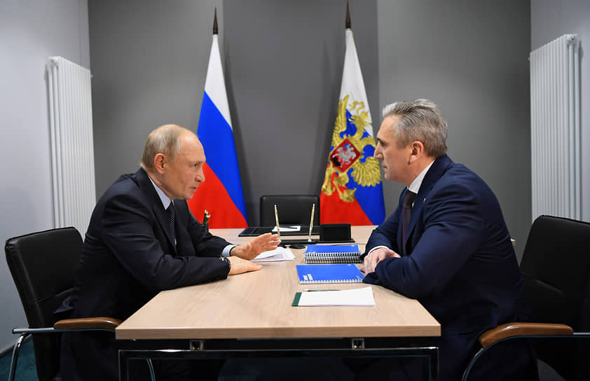 Президент Владимир Путин (слева) и губернатор Тюменской области Александр Моор (справа) во время встречи в Тобольске  