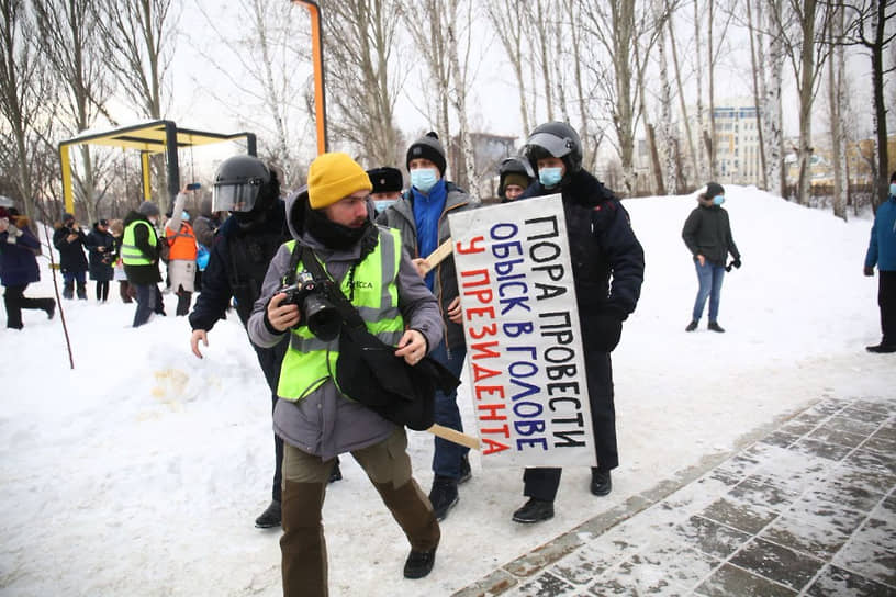 Несанкционированный митинг в поддержку Алексея Навального в Екатеринбурге. Задержание мужчины с плакатом "Пора провести обыск в голове у президента" 