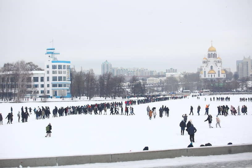 Несанкционированная акция в поддержку Алексея Навального в центре Екатеринбурга.  