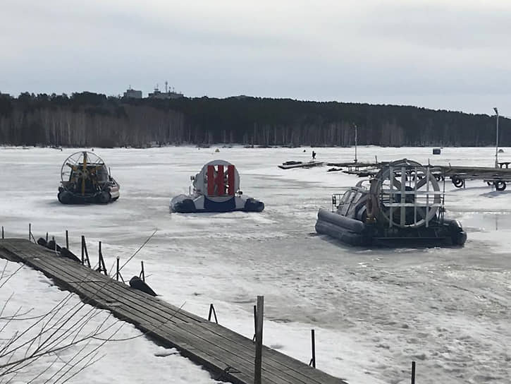 Спасатели эвакуировали 10 рыбаков, провалившихся под лед на Белоярском водохранилище (Свердловская область)