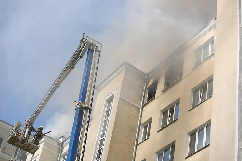 Тушение пожара в доме на улице Шейнкмана, 19 в Екатеринбурге