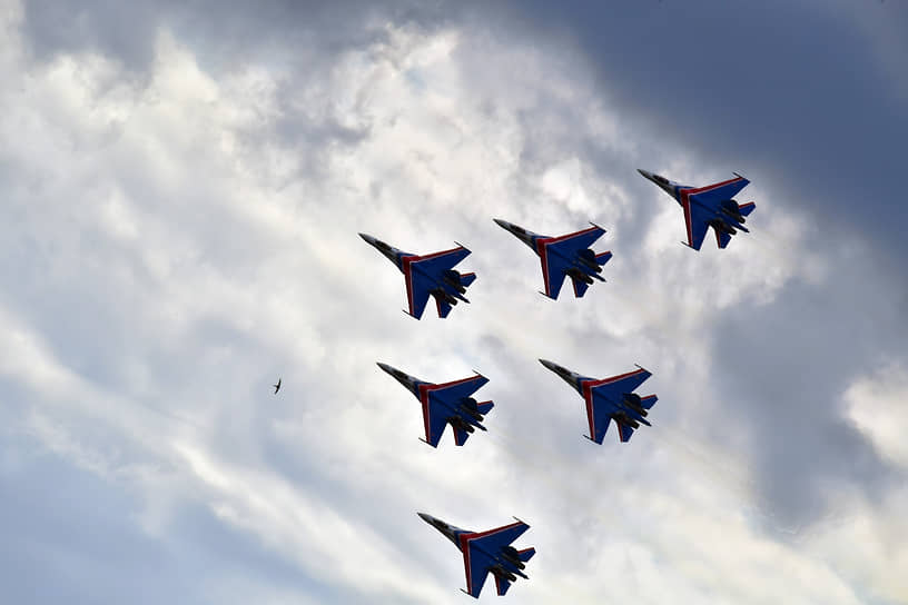 Авиационная группа высшего пилотажа "Русские витязи" на самолетах Су-35С и Су-30СМ 