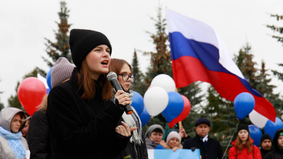 Митинг работников и ветеранов Уралвагонзавода (УВЗ) на площади перед Центральной проходной в Нижнем Тагиле в поддержку итогов референдумов в ЛНР, ДНР, Запорожской и Херсонской областях