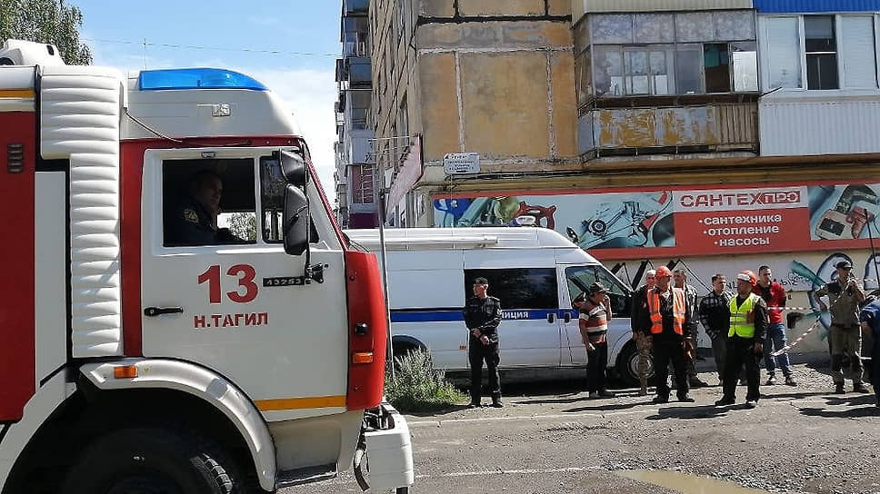 Машины спасательных служб и полиции на месте происшествия в Нижнем Тагиле 