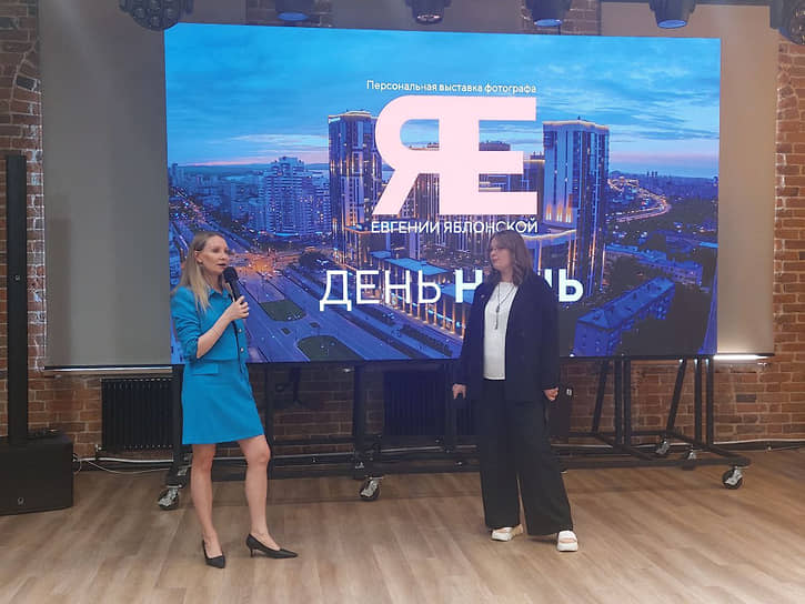 Генеральный директор «Коммерсантъ-Урал» Марина Архипова и автор фотовыставки «День и ночь» Евгения Яблонская 