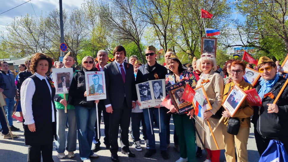 Глава Тюмени Максим Афанасьев (в центре) с участниками акции "Бессмертный полк"