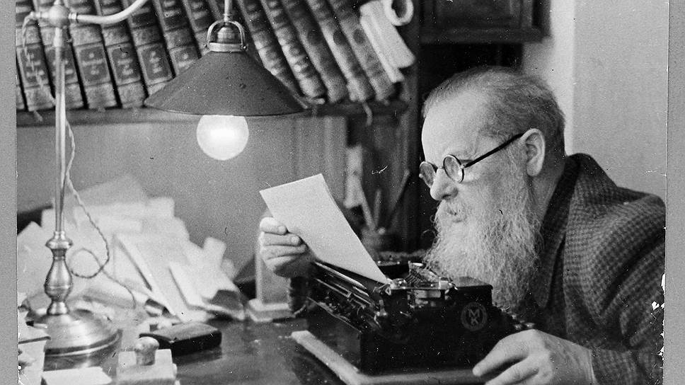 В 1939 году вышел сборник сказов Павла Бажова «Малахитовая шкатулка». Выставочный экземпляр книги был представлен на международной выставке в Нью-Йорке. Благодаря этой книге писатель приобрел мировую известность. В 1943 году за «Малахитовую шкатулку» был награжден Сталинской премией второй степени (50 тыс. рублей).