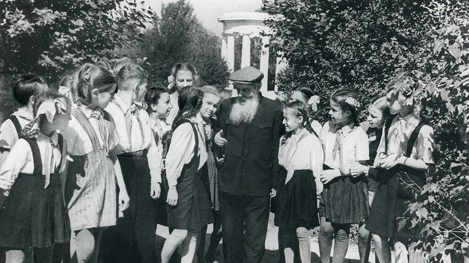 10 февраля 1946 года Павел Бажов был избран депутатом Верховного Совета СССР, несмотря на то, что его дважды — в 1933 и 1937 годах — исключали из ВКП(б). В 1947 году его также избрали депутатом Свердловского горсовета. Официально прием избирателей проходил в здании облисполкома по три часа каждую неделю, однако посетители каждый день приходили к нему домой по адресу Чапаева, 11 (сейчас в здании расположен музей Павла Бажова). Работал над своими текстами писатель уже поздней ночью, когда прекращался поток избирателей.