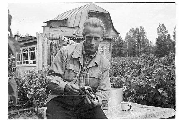 Детский писатель Владислав Крапивин родился 14 октября 1938 года в Тюмени. Он был третьим ребенком в семье педагогов Ольги Петровны и Петра Федоровича Крапивиных. Отец в прошлом был православным священником в Кировской области, откуда семья переехала, спасаясь от репрессий