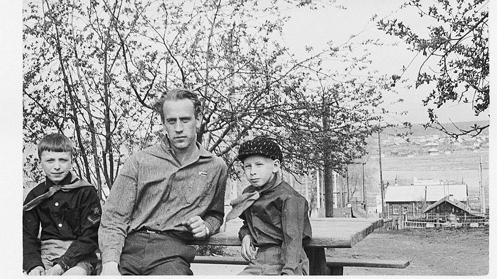 В 1956 году Владислав Крапивин поступил на факультет журналистики Уральского государственного университета в Свердловске. В студенческое время он занимался в литературном кружке под руководством редактора «Уральского следопыта» Владимира Шустова