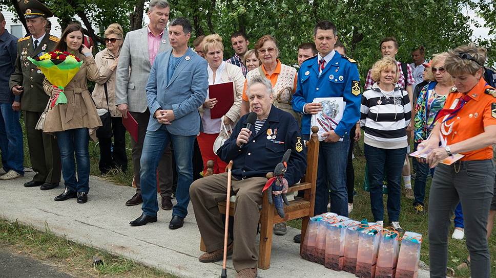 С 2006 года ежегодно литераторам присуждается международная детская премия имени Владислава Крапивина