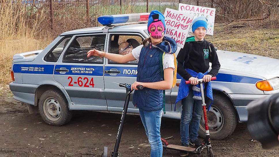 «Монстрацию» охраняли около 15 сотрудников полиции.  