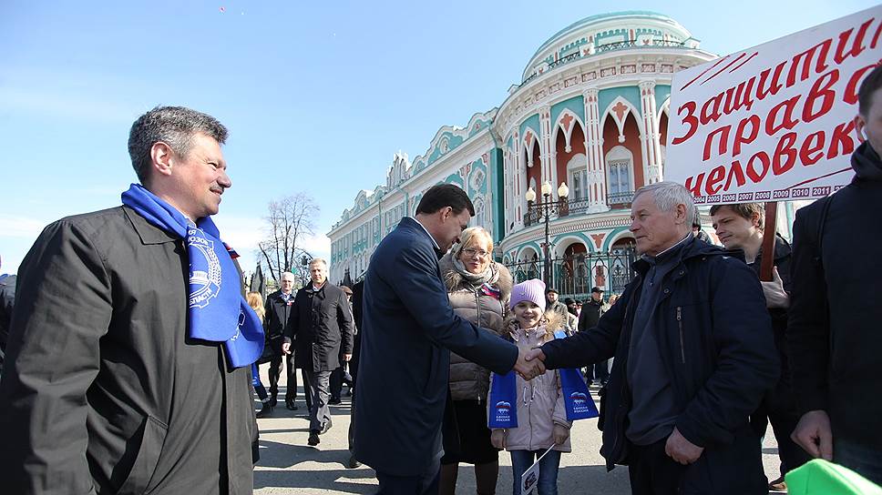 «Уже 132 года этот международный День солидарности трудящихся, проходящий сегодня в 142 странах мира, демонстрирует солидарность и силу международного рабочего движения»,– отметил председатель Федерации профсоюзов Свердловской области, депутат Госдумы Андрей Ветлужских (слева). 