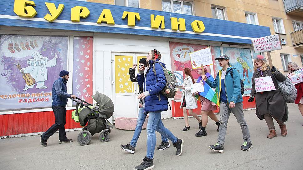 Через несколько часов в отдаленном районе Вторчермет прошла «монстрация» — шуточное шествие.  