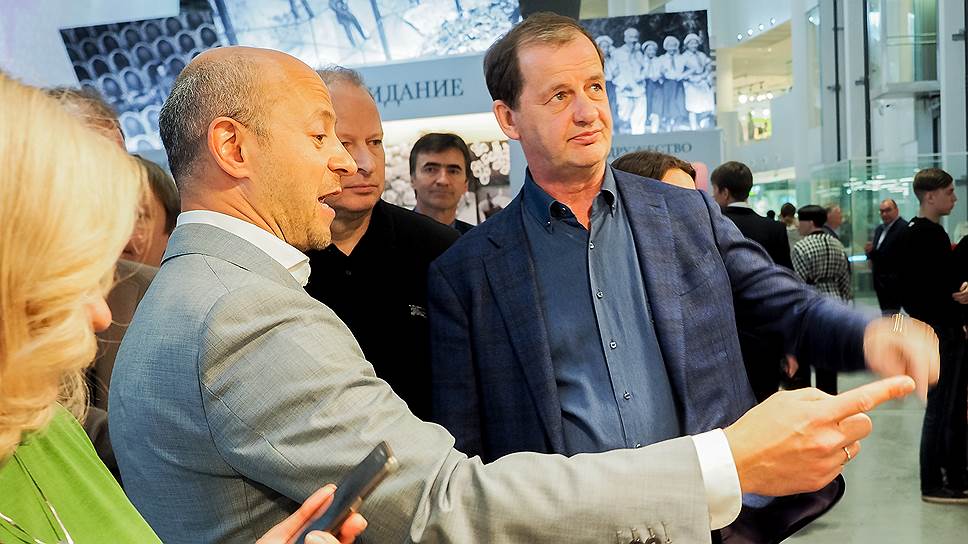 "Ночь музеев" в Екатеринбурге. Ельцин Центр. Фотовыставка ТАСС "Главные кадры". Справа владелец холдинга "Сима-ленд" Андрей Симановский.