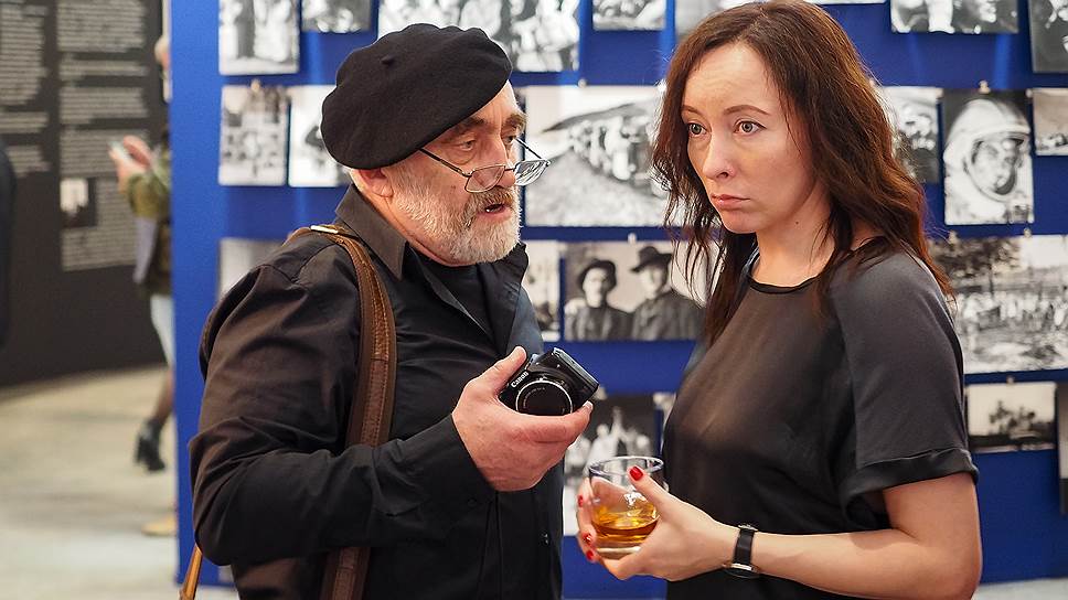 "Ночь музеев" в Екатеринбурге. Ельцин Центр. Фотовыставка ТАСС "Главные кадры". Слева художник Сергей Григорьев (Сережа Пикассо).