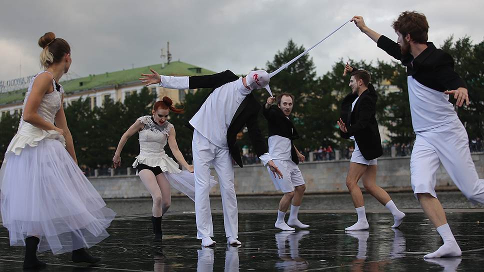 Фестиваль Ural Music Night прошел в Екатеринбурге на 115 площадках в ночь с 29 на 30 июня. Театр "Провинциальные танцы". 