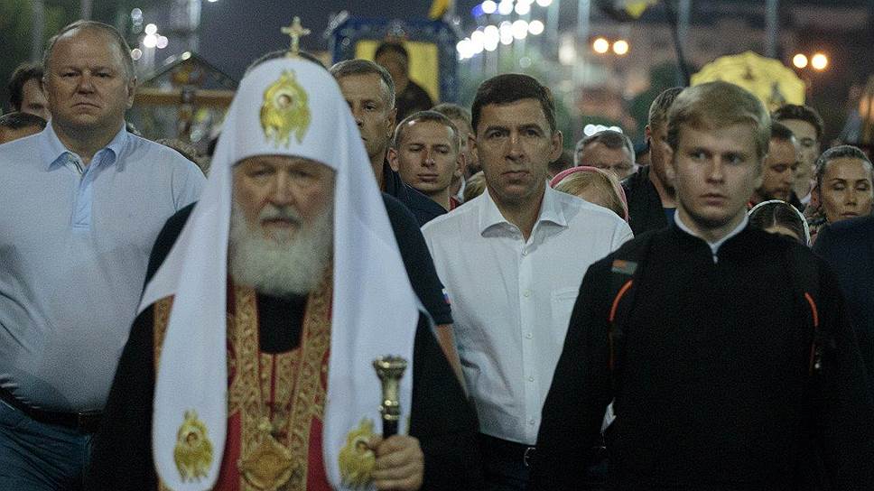 Шествие возглавили представитель президента в УрФО Николай Цуканов, патриарх Московский и всея Руси Кирилл, губернатор Свердловской области Евгений Куйвашев. 