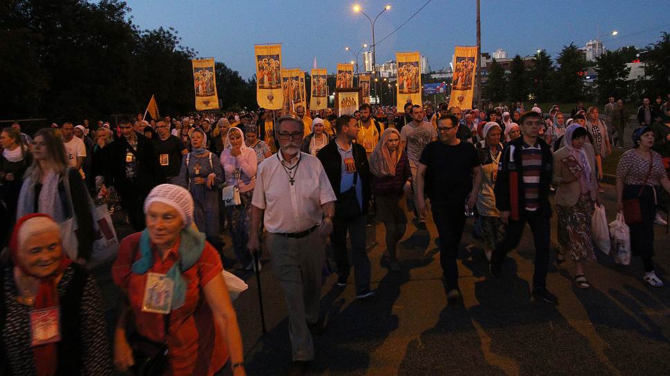 Царский крестный ход прошел в ночь с 16 на 17 июля от Храма-на-Крови до монастыря в урочище Ганиной Ямы.  