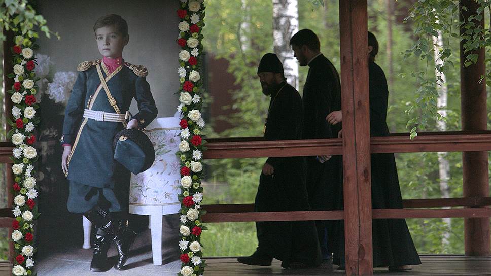 Царский крестный ход прошел в ночь с 16 на 17 июля от Храма-на-Крови до монастыря в урочище Ганиной Ямы.  
