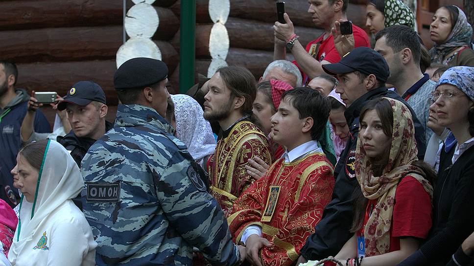 Царский крестный ход прошел в ночь с 16 на 17 июля от Храма-на-Крови до монастыря в урочище Ганиной Ямы.  