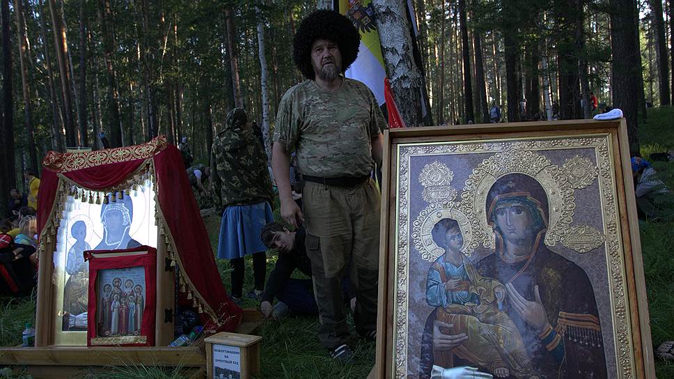Царский крестный ход прошел в ночь с 16 на 17 июля от Храма-на-Крови до монастыря в урочище Ганиной Ямы.  