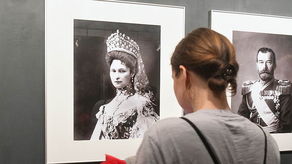 Последний российский император Николай II, его жена Александра Федоровна, цесаревич Алексей, царские дочери Ольга, Татьяна, Мария и Анастасия и четверо слуг были расстреляны большевиками в ночь с 16 на 17 июля 1918 года в подвале дома Ипатьева в Екатеринбурге.  