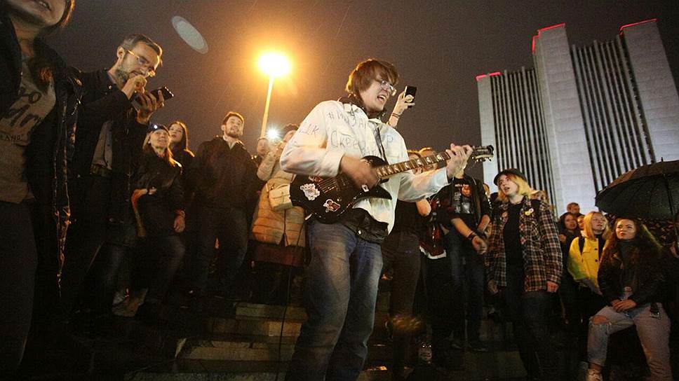 Противостояние защитников и противников строительства храма Святой Екатерины в сквере у Свердловского академического театра драмы.