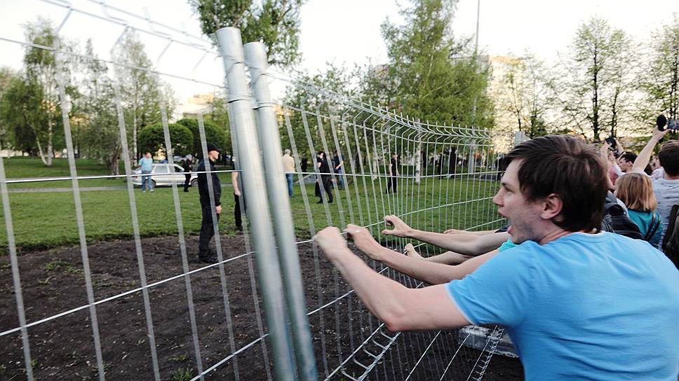 Противостояние защитников и противников строительства храма Святой Екатерины в сквере у Свердловского академического театра драмы.