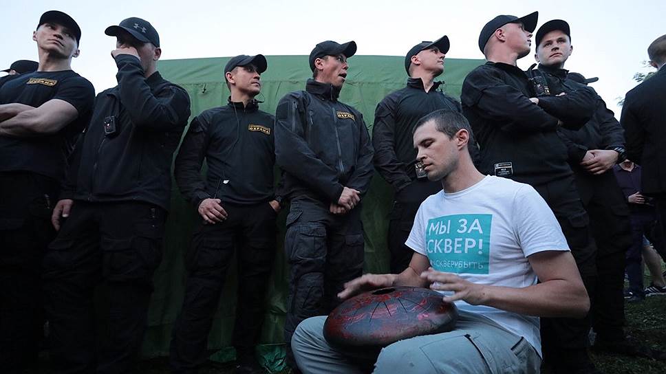 Противостояние защитников и противников строительства храма Святой Екатерины в сквере у Свердловского академического театра драмы.