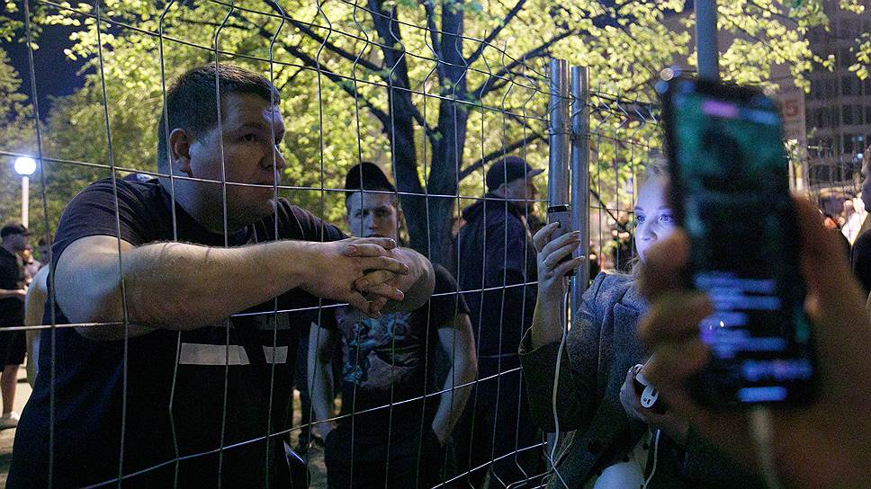 Противостояние защитников и противников строительства храма Святой Екатерины в сквере у Свердловского академического театра драмы.