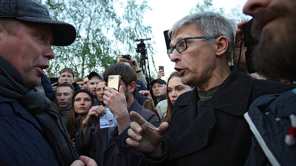 Противостояние защитников и противников строительства храма Святой Екатерины в сквере у Свердловского академического театра драмы.