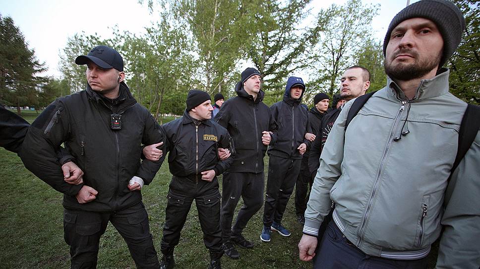 Противостояние защитников и противников строительства храма Святой Екатерины в сквере у Свердловского академического театра драмы.
