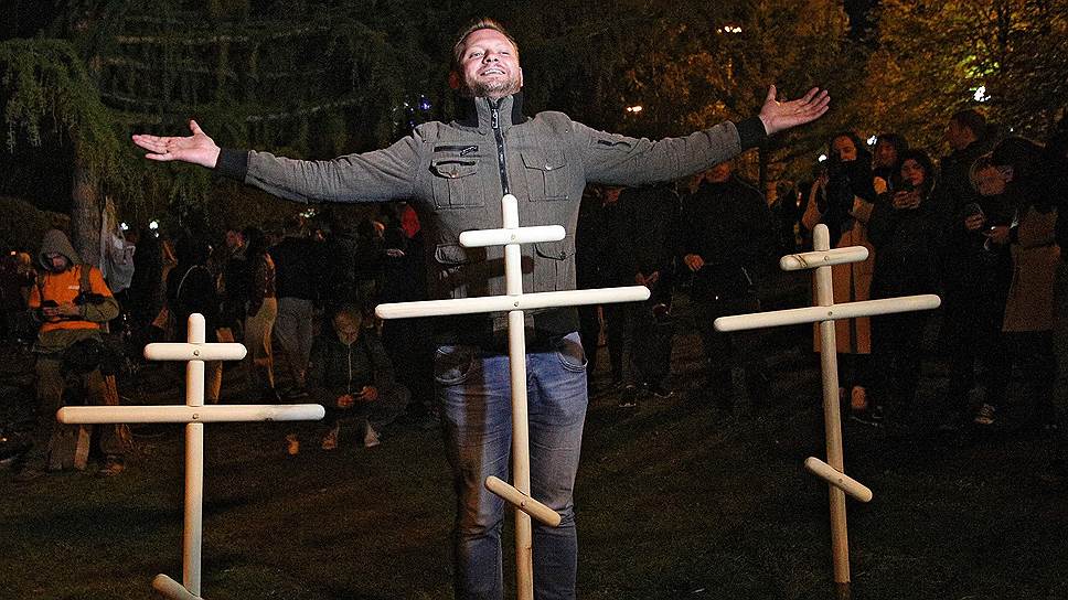 Противостояние защитников и противников строительства храма Святой Екатерины в сквере у Свердловского академического театра драмы.