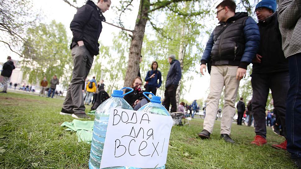 Противостояние защитников и противников строительства храма Святой Екатерины в сквере у Свердловского академического театра драмы.