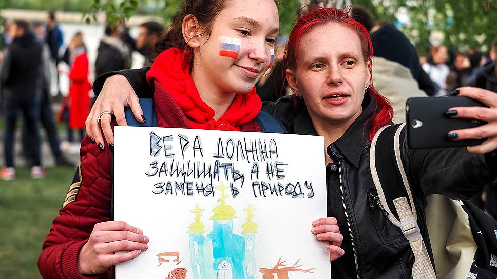 Противостояние защитников и противников строительства храма Святой Екатерины в сквере у Свердловского академического театра драмы.