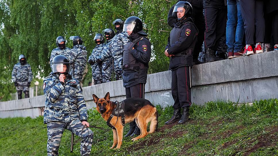 Противостояние защитников и противников строительства храма Святой Екатерины в сквере у Свердловского академического театра драмы.
