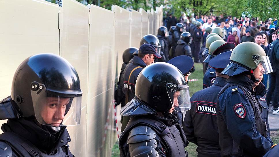 Противостояние защитников и противников строительства храма Святой Екатерины в сквере у Свердловского академического театра драмы.