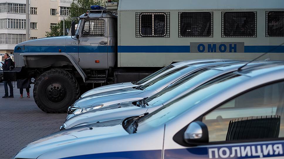 Противостояние защитников и противников строительства храма Святой Екатерины в сквере у Свердловского академического театра драмы.