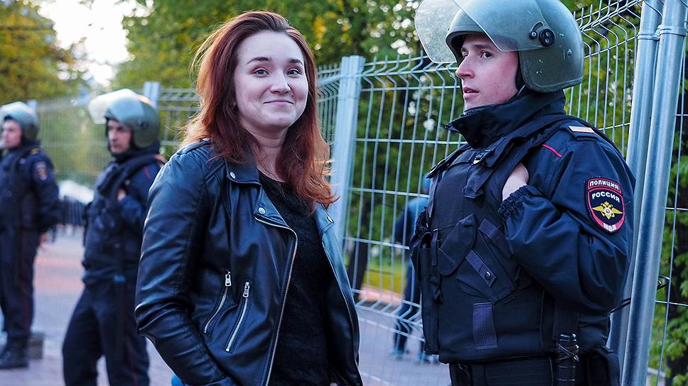 Противостояние защитников и противников строительства храма Святой Екатерины в сквере у Свердловского академического театра драмы.