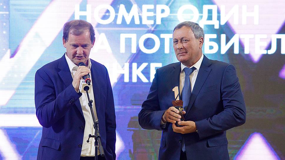 Церемония вручения "Премии №1" в Доме Севастьянова. Собственик компании "Сима-ленд" Андрей Симановский (слева) и исполнительный директор аэропорта Кольцово Алексей Пискунов (справа)