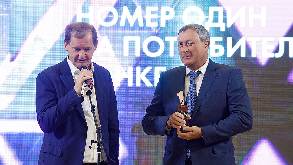Церемония вручения "Премии №1" в Доме Севастьянова. Собственик компании "Сима-ленд" Андрей Симановский (слева) и исполнительный директор аэропорта Кольцово Алексей Пискунов (справа)
