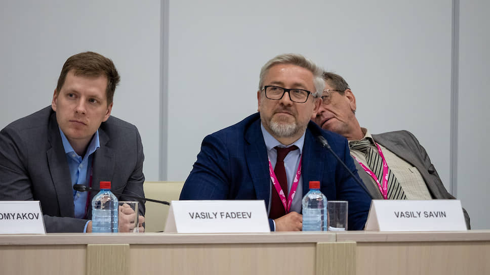 В центре: партнер, руководитель практики КПМГ по работе с компаниями сектора электроэнергетики и ЖКХ Василий Савин 