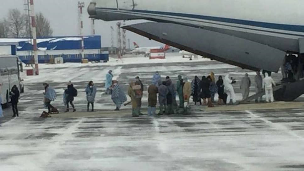 Первый самолет их Ухани прибыл в среду в Тюмень с 80 пассажирами на борту. Все они, по данным Роспотребнадзора, здоровы. Но на двухнедельный карантин все будут помещены в санаторий "Градостроитель" в 30 км от Тюмени 