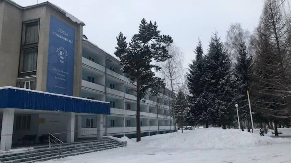 Всех разместили в санатории "Гидростроитель", который расположен в 30 км от Тюмени. Он может принять до 200 человек