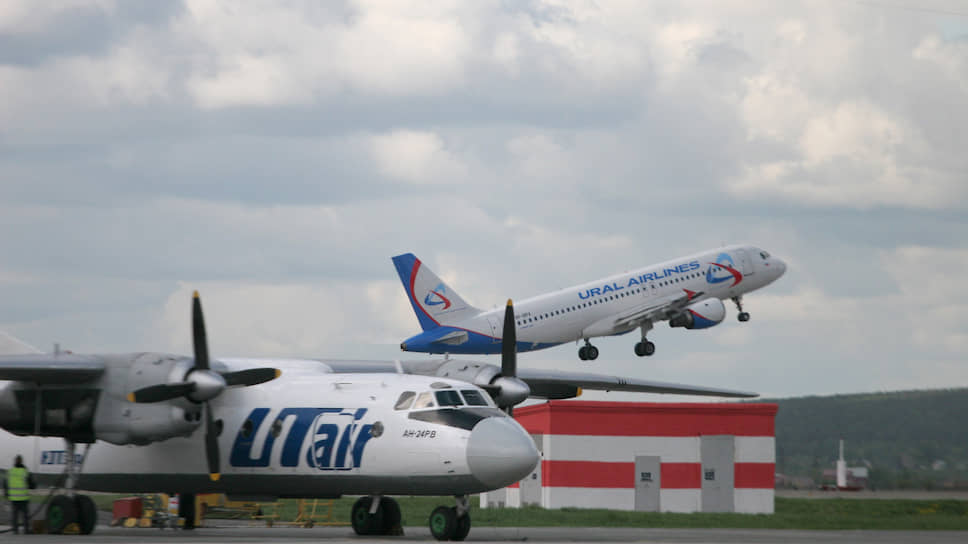 Самолеты авиакомпаний Utair и "Уральские авиалинии" в аэропорту "Кольцово".