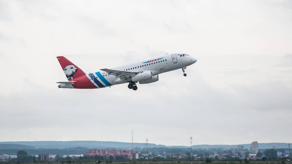 SSJ-100 авиакомпании "Ямал" в аэропорту Кольцово