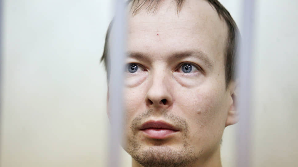 Суд оставил Алексея Александрова в СИЗО до 25 мая. В ходе суда по мере пресечения он заявлял, что состоит на учете у психиатра. Как оказалось, у него действительно есть справка о том, что он когда-то состоял на консультативном учете у психиатра. Вскоре Александрова отправят на психолого-психиатрическую экспертизу.