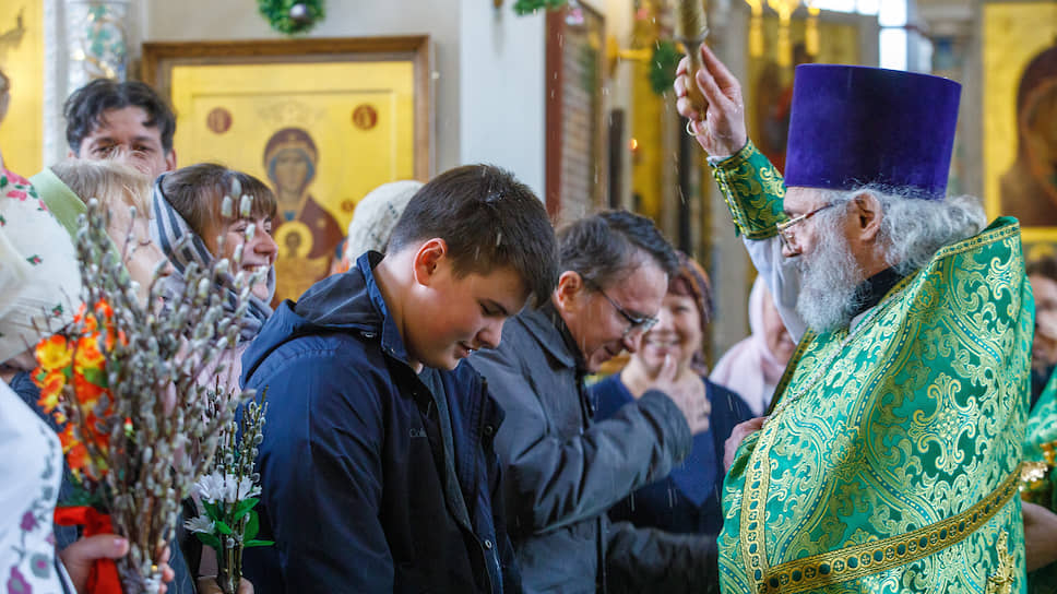 Верующие во время богослужения в храме